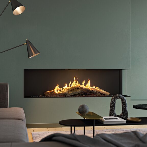 Keramische Holzscheite zeichnen die Gas-Feuerstelle VISIO 160 RC aus.