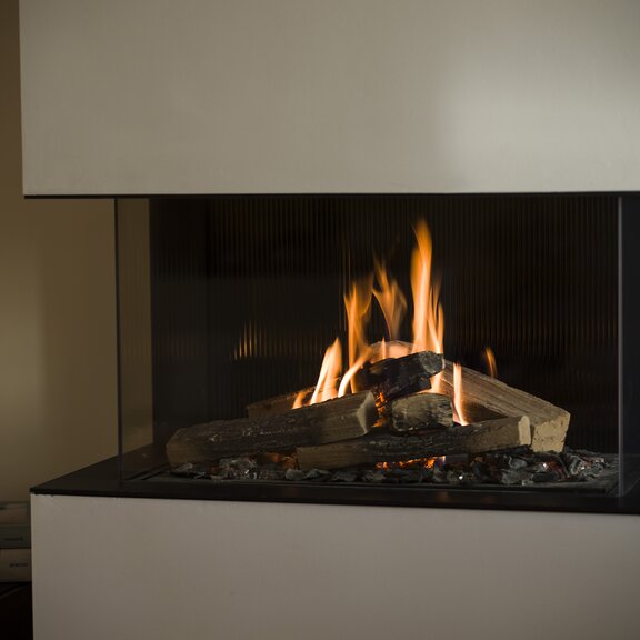 Gas-Kamin VISIO 90 3S als dreiseitiger Kamin mit eleganter Design Feuerraumauskleidung und ruhiger Gasflamme