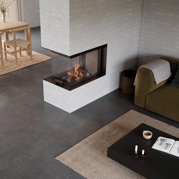 Holz-Kamin VISIO 3:1 UNIQ mit unsichtbarem Rahmen zwischen Ess- und Wohnzimmer
