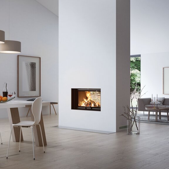 Holz-Kamin VISIO TUNNEL steht mitten im hell möblierten Raum ermöglicht trotzdem den Durchblick von Wohnzimmer zu Esszimmer