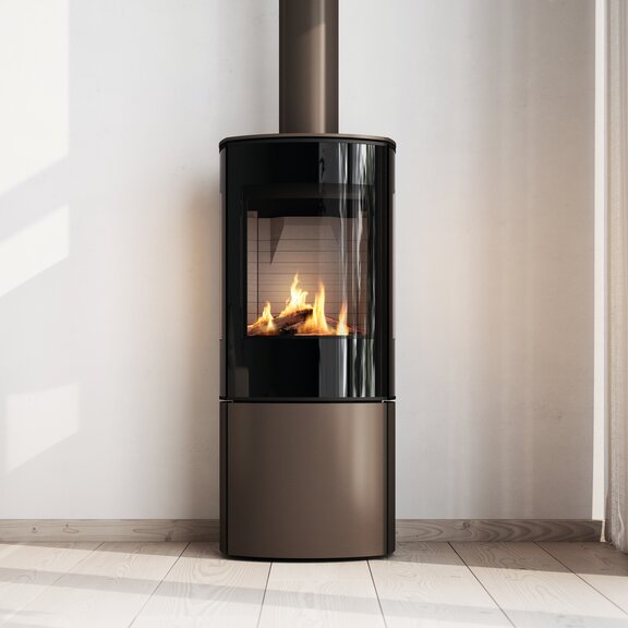 Gas-Kaminofen CARO 110 in Mokka mit Vollglas-Feuerraumtür und Rauchrohr in Ofenfarbe