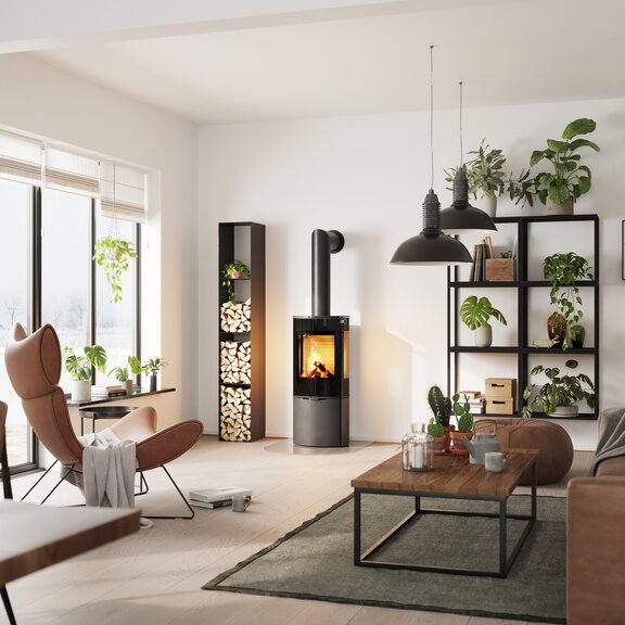Holz-Kaminofen CARO 110 in Schwarz mit Vollglas-Feuerraumtür und Seitenfenster im Wohnzimmer