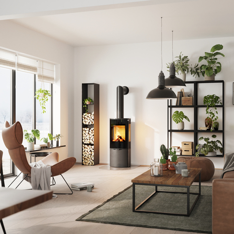 Holz-Kaminofen CARO 110 in Schwarz mit Vollglas-Feuerraumtür und Seitenfenster im Wohnzimmer