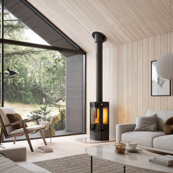 Holz-Kaminofen CARO 90 in Schwarz mit Vollglas-Feuerraumtür und Seitenfenster in natürlichem Wohnzimmer in Beigefarben
