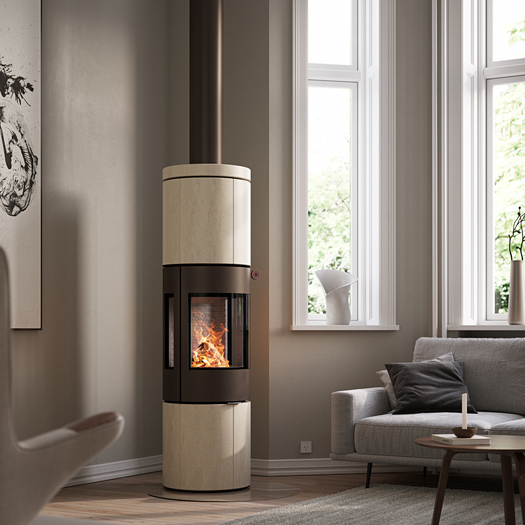 Holz-Kaminofen JUNO 166 L mit Naturstein Porto Verkleidung und Seitenfenstern im modernen Wohnraum in Erdtönen