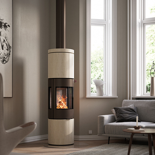 Holz-Kaminofen JUNO 166 L mit Naturstein Porto Verkleidung und Seitenfenstern im modernen Wohnraum in Erdtönen