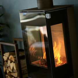 NEXO 120 in Schwarz mit Vollglas-Feuerraumtür Holz-Kaminofen NEXO 120 in Schwarz mit Vollglas-Feuerraumtür und zwei Seitenfenstern und Eichenholz Türgriff Schwarz