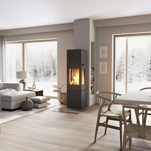 Holz-Kaminofen NEXO 160 in Schwarz mit Stahltür und Seitenfenster mitten im Wohnraum zwischen Esszimmer und Wohnzimmer