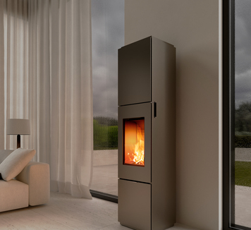 Holz Kaminofen OPAL in der Farbe Platin im modernen Wohnraum