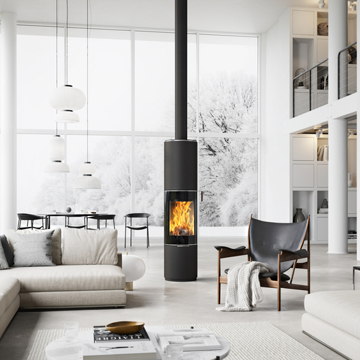 Holz-Kaminofen PILAR in Schwarz mit Vollglas-Feuerraumtür als drehbarer, runder Kaminofen mitten in einem riesigen Wohnraum im Skandi-Style