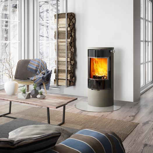 Holz-Kaminofen VIVA 100 L in Nickel mit Vollglas-Feuerraumtür in einem eleganten Wohnraum im Landhausstil