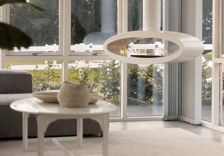 Bioethanol Feuerstelle Ellipse Ceiling weiss im Wohnzimmer mit Tisch und Sofa