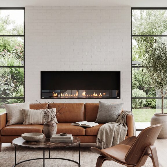 Montreal Front Bioethanol Feuerstelle in Wohnzimmer mit braunem Ledersofa eingebaut in heller Steinwand
