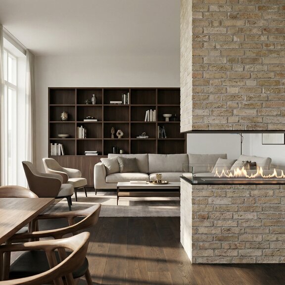 Montreal Raumteiler eingebaut in beiger Steinwand in Wohnzimmer mit Wohnwand in dunkelbraunem Holz, Sofas und Sessel
