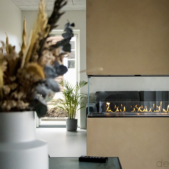 Montreal Raumteiler in beige im Wohnzimmer mit Blumen