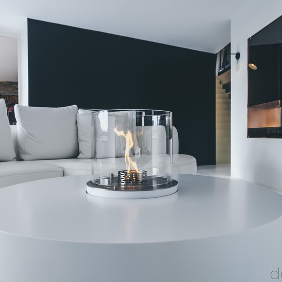 Nice Built-in Rund eingebaut im weissen Wohnzimmertisch im hellen Wohnzimmer